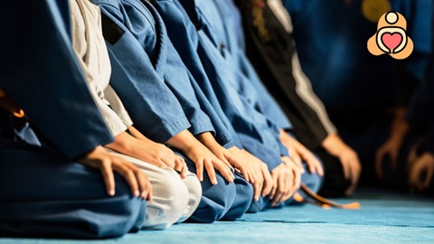 Jeunes enfants sur un tatami. L'asssurance hospitalisation couvre-t-elle les sport extrême ?